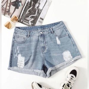 SHEIN Plus Roll Hem Ripped Denim Shorts
Size: 3XL (18)